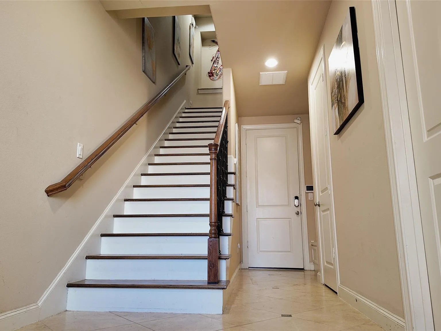 3 bed, 3.5 bath, 2622 sqft, $2,950 — Photo 2