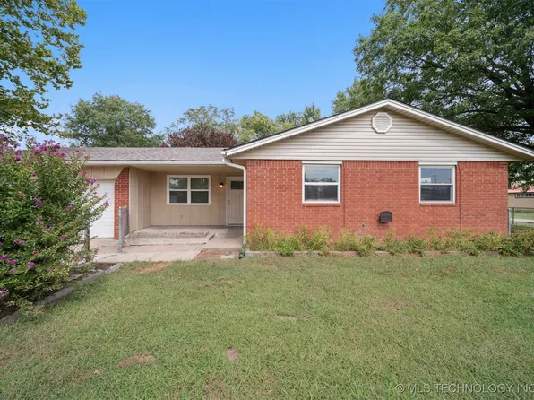 902 W 8th St, Claremore, OK 74017