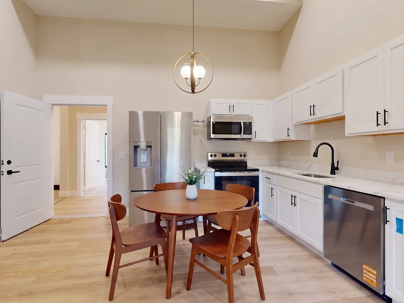 3 bed, 1200 sqft, $2,200 — Photo 2
