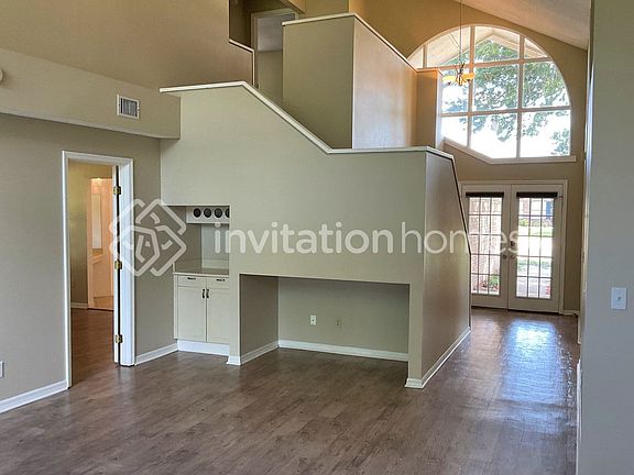 3rd image of 772 Hunt Club Trl