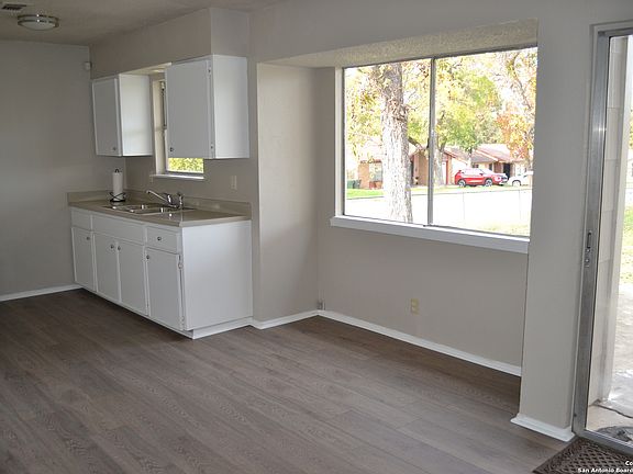 4th image of 5259 HEMPHILL DR