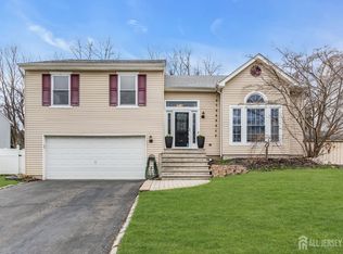 17 Heritage Dr, Howell, NJ 07731