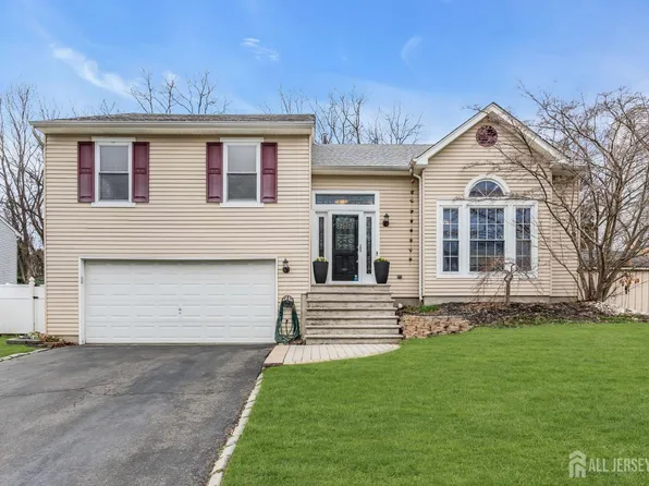 17 Heritage Dr, Howell, NJ 07731