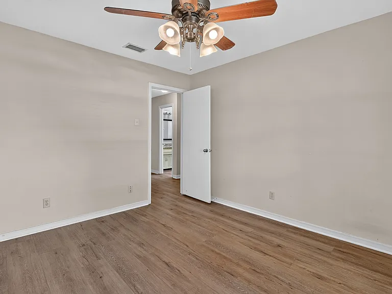 2305 Shady Creek Dr — Photo 8