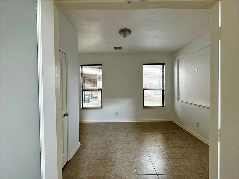 7540 Connemara Dr — Photo 4