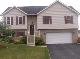 131 Edgewood Dr, New Stanton, PA