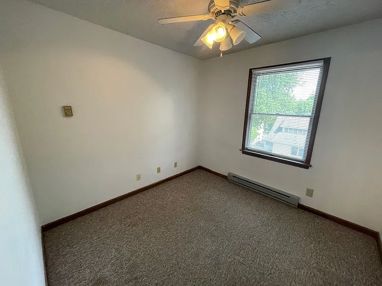 Leslie Manor Apartments — Photo 11