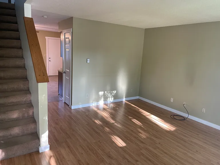 907 Valley Ct — Photo 4