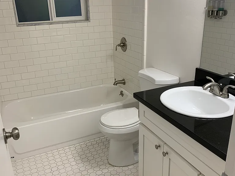 875 University Ave — Photo 4