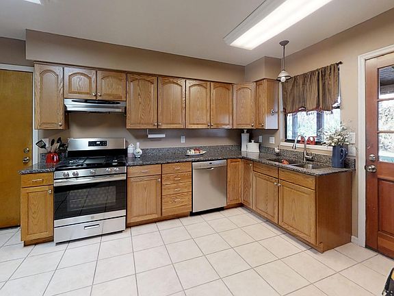 5th image of 4215 Hemlock Ln