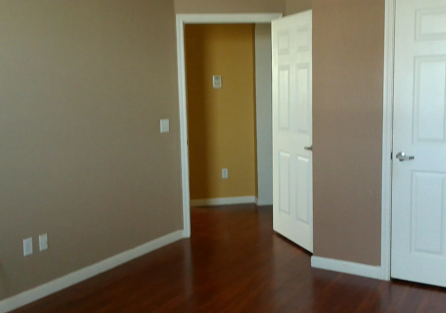 Beautiful 1/1 corner unit with upgraded wood floors a large balcony with an Orange Avenue view. — Photo 2