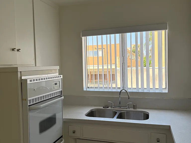 17830 Magnolia Blvd #5 — Photo 6
