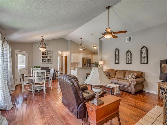 3rd image of 927 Sugarberry Dr