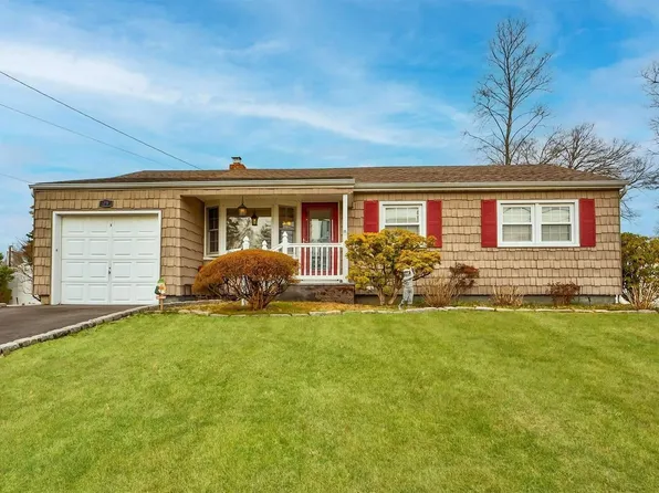 29 Dollard Drive, North Babylon, NY 11703