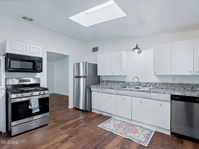 212 S Avenue C — Photo 7