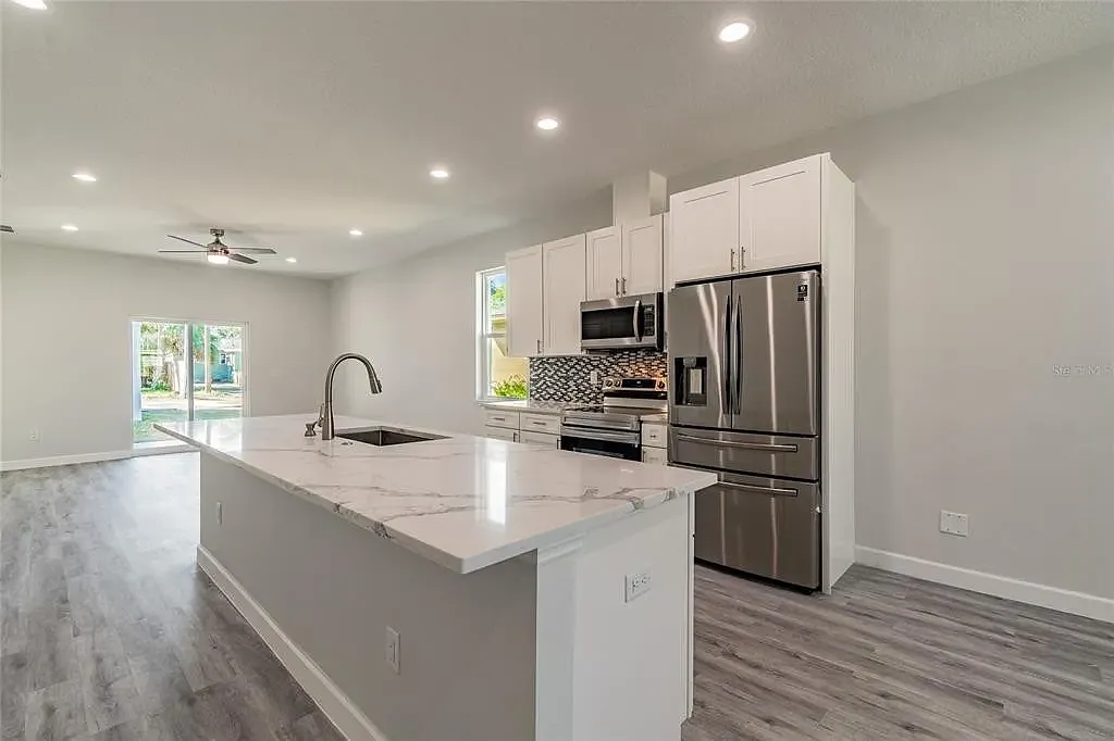 3 bed, 2042 sqft, $3,500 — Photo 4