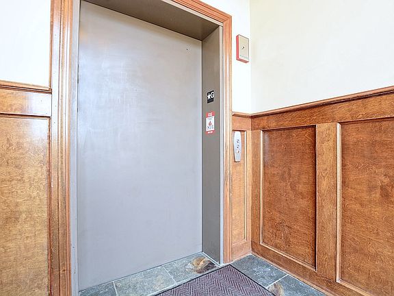5th image of 17200 Oak Park Ave Unit 401