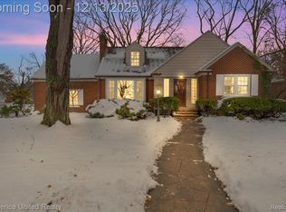 27510 California Dr SE, Lathrup Village, MI 48076