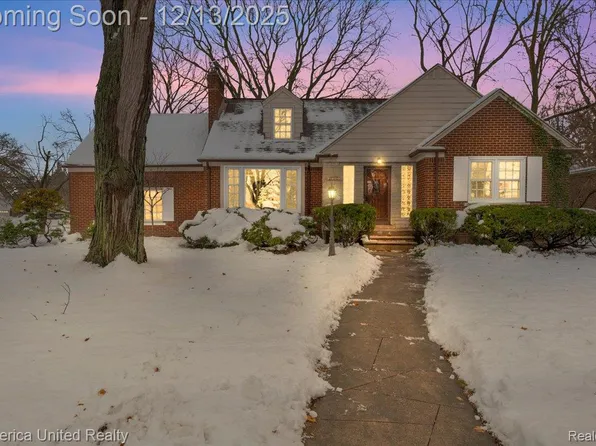 27510 California Dr SE, Lathrup Village, MI 48076
