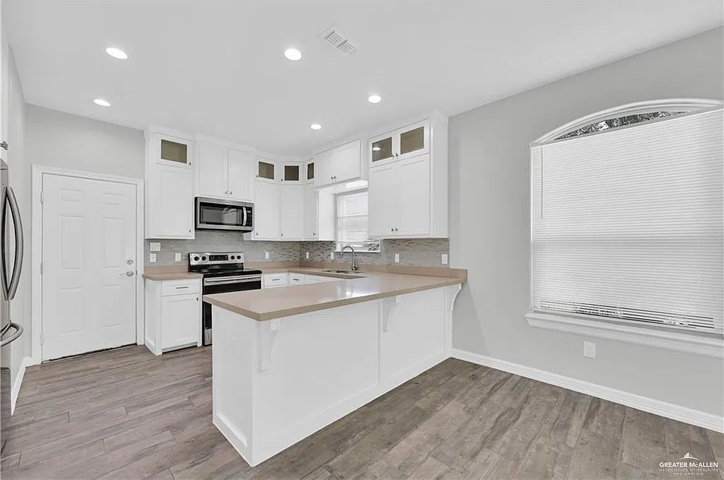 3 bed, 2.0 bath, 1130 sqft, $1,100 — Photo 3