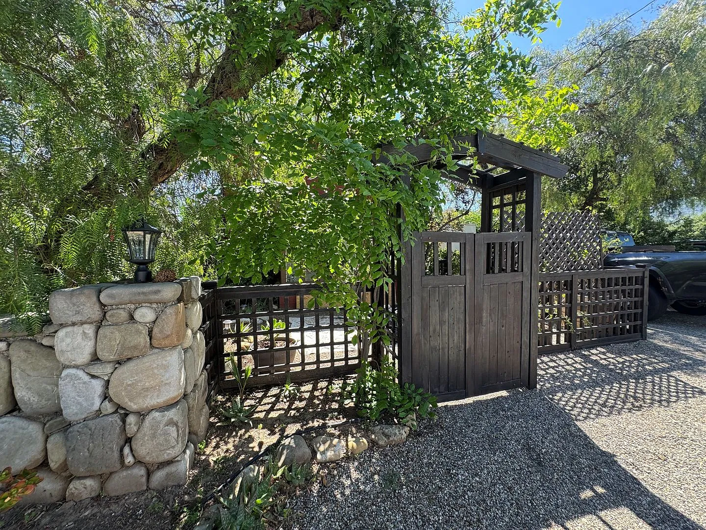 Charming 2 Bedroom Ojai Home with All Utilities Included — Photo 3
