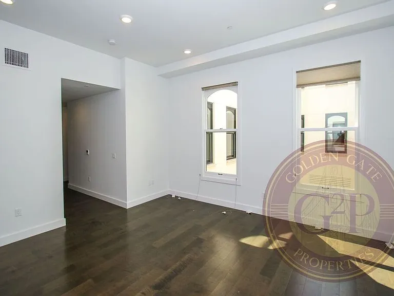 722 Montgomery St — Photo 8