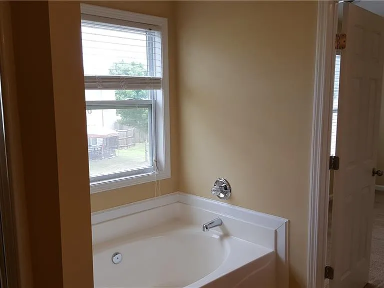 2036 Executive Dr — Photo 10