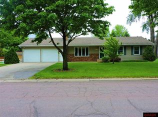 2465 Northridge Dr, North Mankato, MN 56003