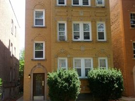 5749 N Rockwell St, Chicago, IL