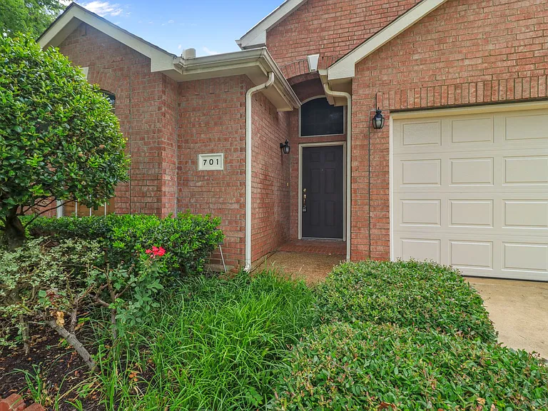 701 Bella Vista Dr — Photo 2