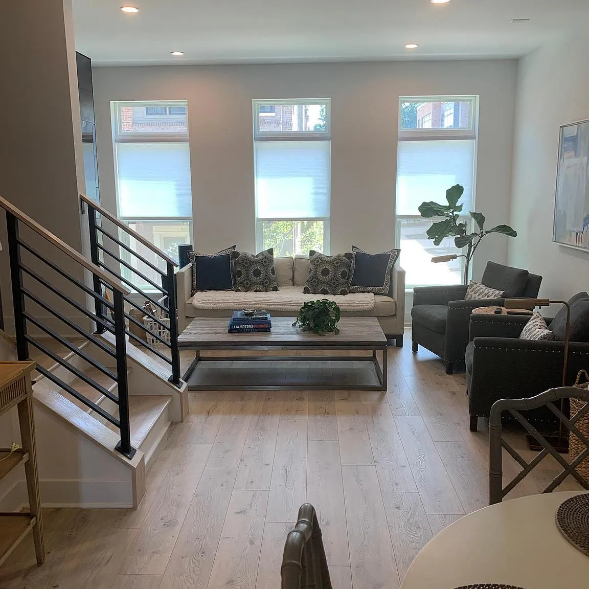 3 bed, 3.5 bath, 1690 sqft, $5,495 — Photo 2
