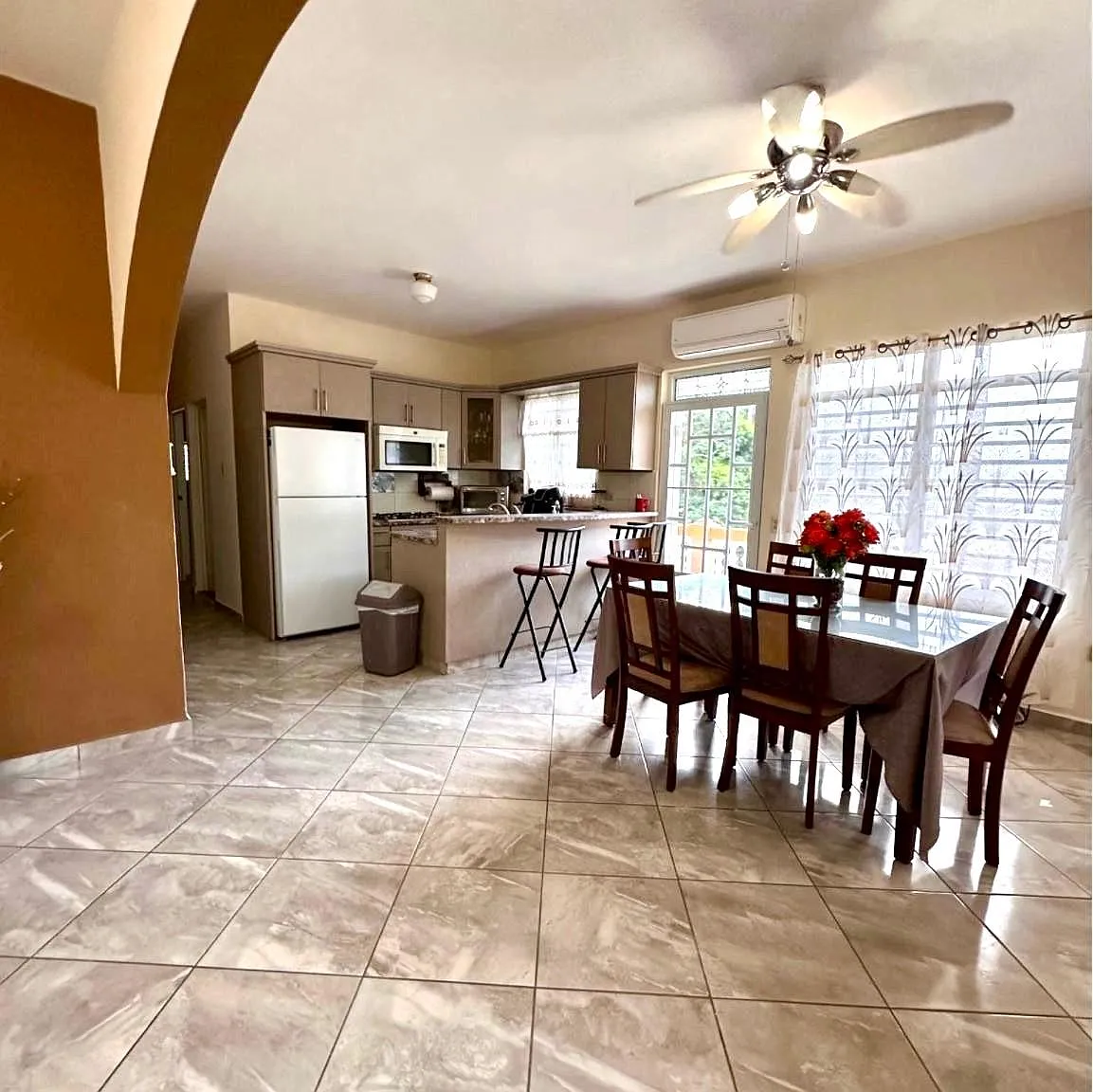3 bed, 1.0 bath, 1400 sqft, $1,800 — Photo 3