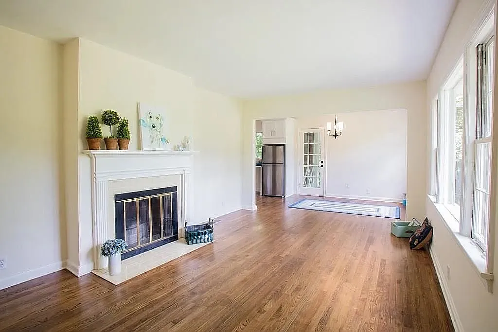 3 bed, 1050 sqft, $2,600 — Photo 2