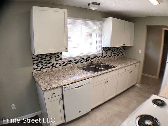 3rd image of 5582 Moorefield Dr