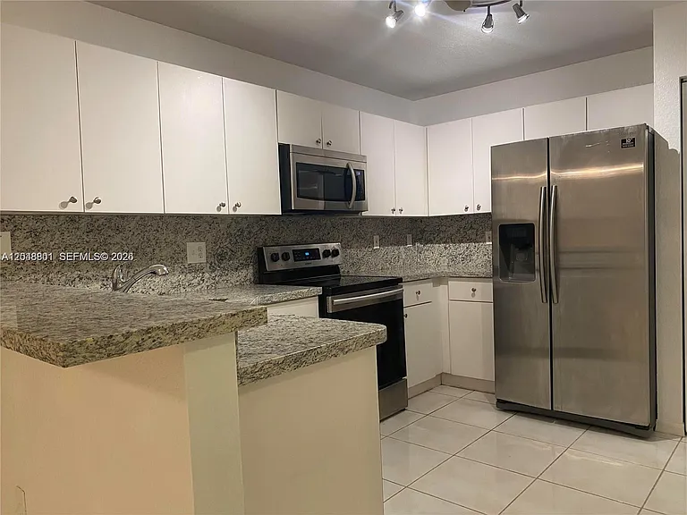11301 SW 17th Ct — Photo 3
