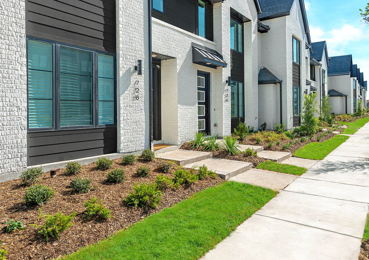 The Louise Townhomes — Photo 2