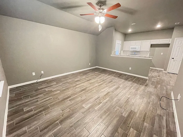 208 W Beeline Ln — Photo 2