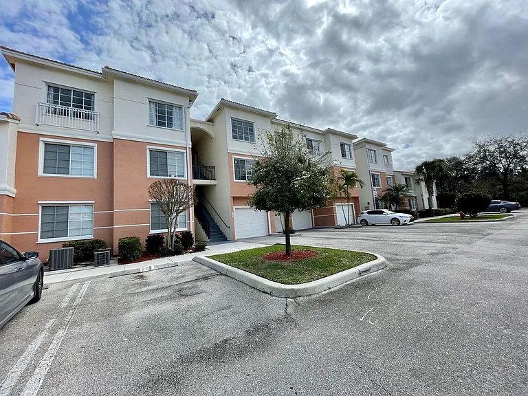 2210 Myrtlewood Cir E — Photo 1
