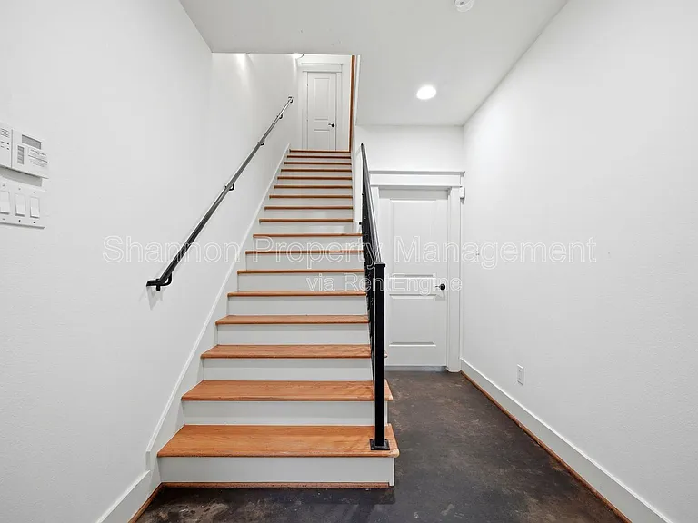 2323 Sperber Ln — Photo 8