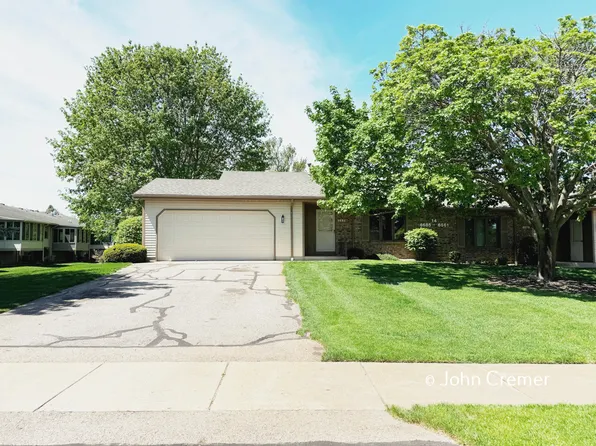 6685 Leisure Creek Dr SE, Caledonia, MI 49316