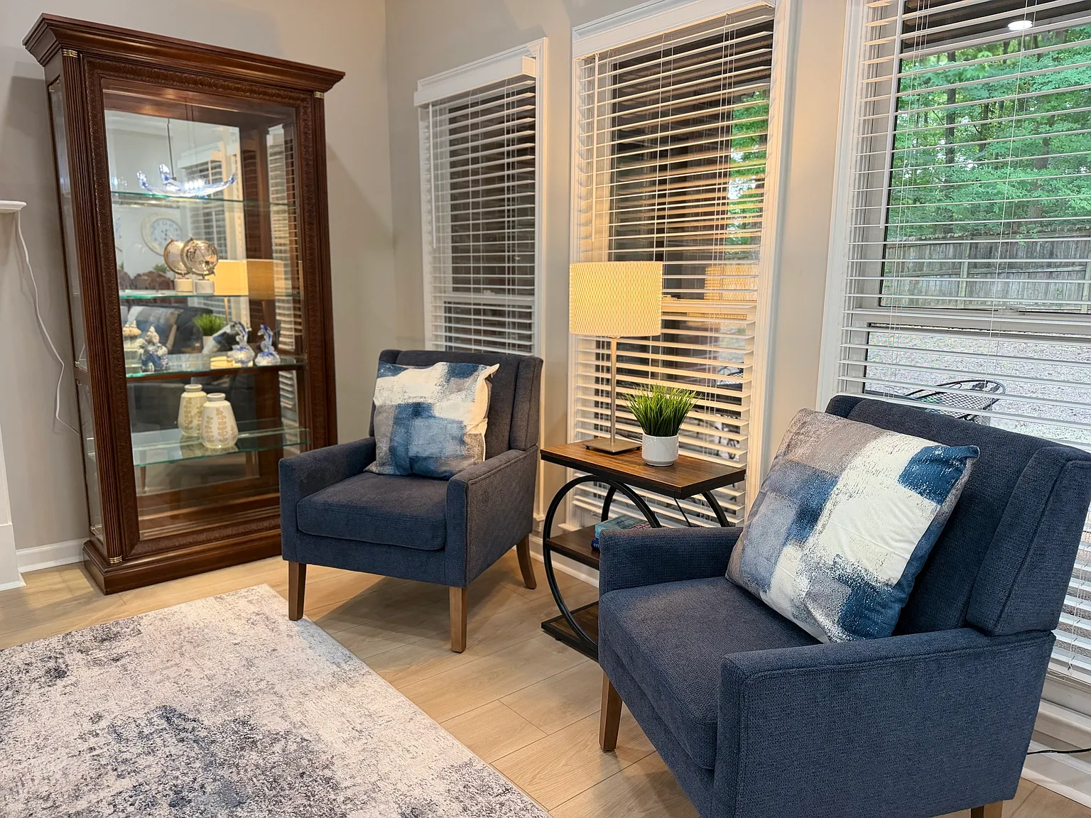 5 bed, 3437 sqft, $11,840 — Photo 4