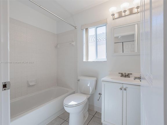 3rd image of 1373 Presidio Dr