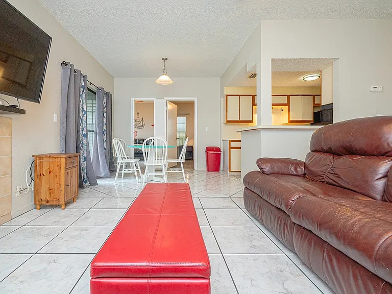 210 Oak Bay St #403 — Photo 2