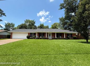 1842 Lake Trace Dr, Jackson, MS 39211