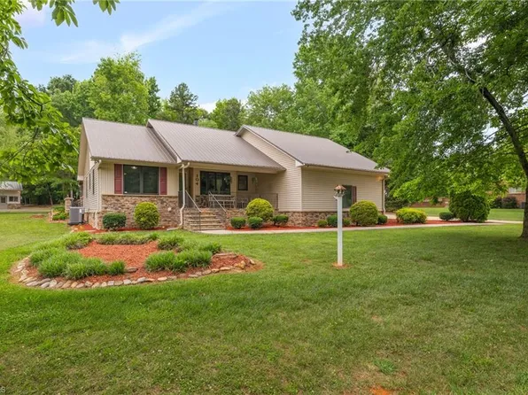 104 Willowbrook Dr, Thomasville, NC 27360