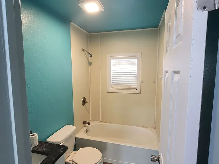 555 E Harmon Dr — Photo 3