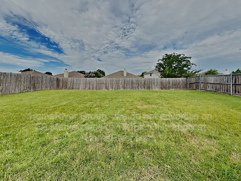 3 bed, 2.0 bath, 1673 sqft, $2,050 — Photo 2