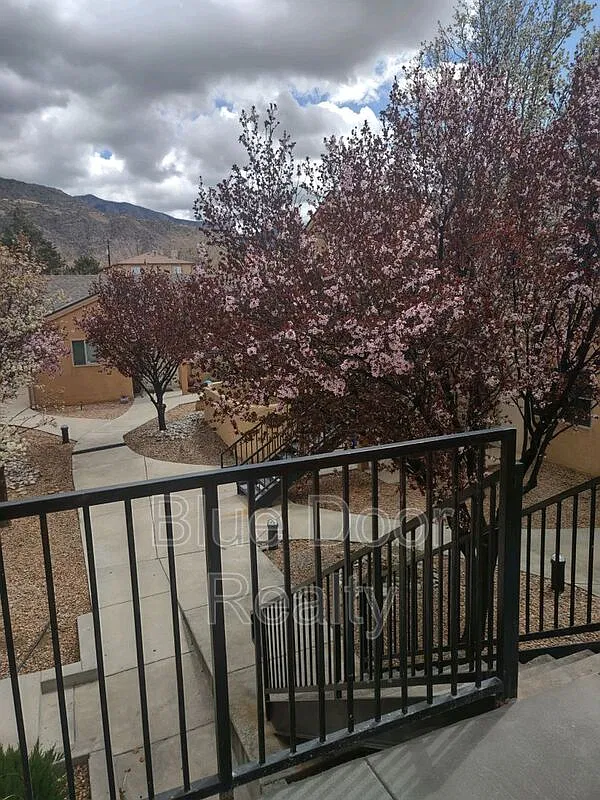3 bed, 2.0 bath, 1100 sqft, $1,800 — Photo 1