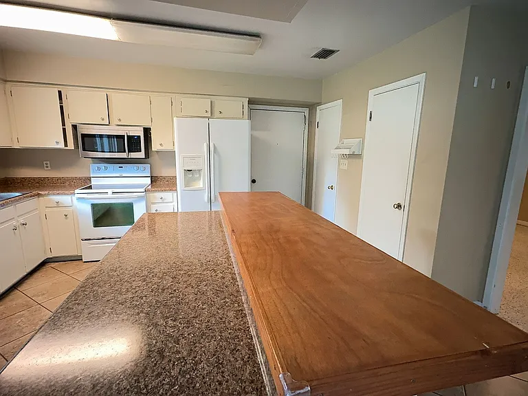 3330 NW 27th Ave — Photo 5