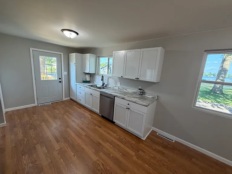 872 Clifford Lake Dr — Photo 3